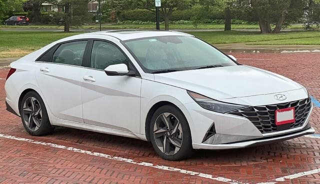 Hyundai Elantra 2023–2025 araç fotoğrafı